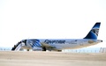 キプロス・ラルナカのラルナカ国際空港で、エジプト航空のエアバスA320型機から降りる乗客たち（2016年3月29日撮影）。(c)AFP/GEORGE MICHAEL