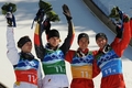 2010年%%バンクーバー冬季五輪%%、ノルディックスキー・ジャンプ団体決勝。ドイツは1035.8点で銀メダルを獲得した。写真は表彰台で喜ぶドイツの（左から）ミヒャエル・ノイマイヤー（%%Michael Neumayer%%）、アンドレアス・ワンク（%%Andreas Wank%%）、マルティン・シュミット（%%Martin Schmitt%%）、ミヒャエル・ウールマン（%%Michael Uhrmann%%）。（2010年2月22日撮影）(c)AFP/DON EMMERT