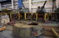 ロシアのストレリナにある装甲車修理工場で行われている、旧ソ連時代の戦車「T34」の修復作業（2020年2月25日撮影）。(c)Olga MALTSEVA / AFP