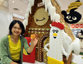 東京・松坂屋銀座店で開催された東ハト（Tohato）との共同イベント「東ハトお菓子フェスタ2010」で、高さ2メートルの「お菓子の家」を披露するお菓子アーティストの謝琳（Chelin、シェリン）さん（2010年9月1日撮影）。(c)AFP/Yoshikazu TSUNO