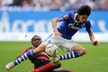 11-12ドイツ・ブンデスリーガ1部第7節、シャルケ04（Schalke04）対SCフライブルク（SC Freiburg）。セドリック・マキアディ（Cedrick Makiadi、左）からスライディングを受ける内田篤人（Atsuto Uchida、2011年9月24日撮影）。(c)AFP/PATRIK STOLLARZ