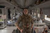 前線から病院へ 負傷兵を密かに搬送するウクライナ軍の列車