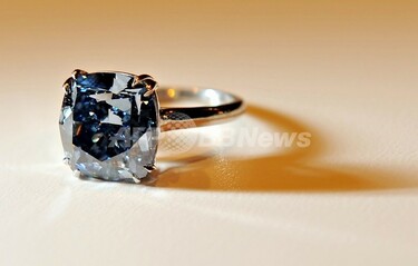 希少なブルーダイヤモンド、約9億円で落札 写真1枚 国際ニュース