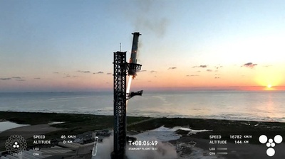 ブースターを「箸」で空中キャッチ スペースX、回収試験に成功