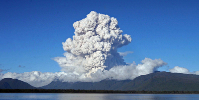 チリ南部の火山噴火、火山灰による住民避難拡大へ