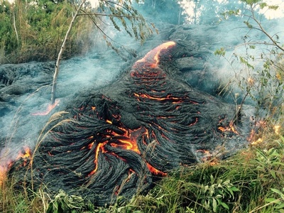 キラウエア火山の溶岩流が押し寄せるハワイ島・パホア