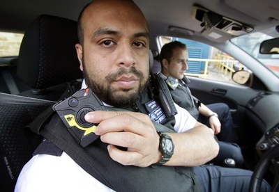 装着する小型ビデオカメラ、英ロンドンの警官に配備