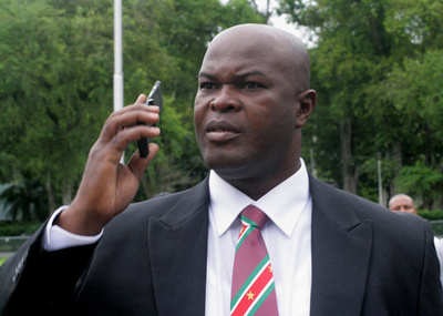 スリナム副大統領、60歳にしてプロサッカー公式戦に出場