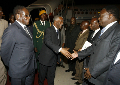 ムガベ大統領と野党議長が直接会談、見通しは不透明 ジンバブエ