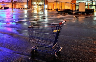 買い物カート暴走で2人死傷、坂道下り車に激突 豪