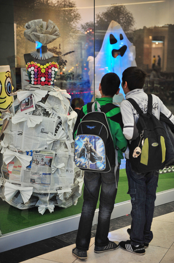 ｢買う前に考えて｣、ゴミのアート展で消費主義に警鐘 ルーマニア