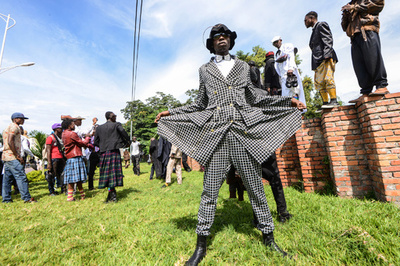 ヨウジヤマモトやイッセイミヤケも着るコンゴ民主共和国のおしゃれな男性集団「サプール」