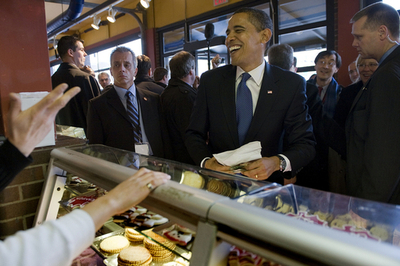 オバマ米大統領、市場で娘のおみやげ探し メープルクッキーをゲット