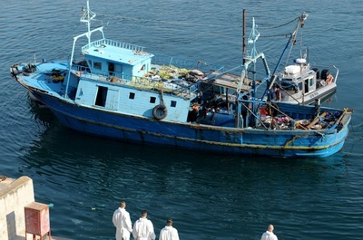 難民船内で140人虐殺か、男5人を拘束 イタリア