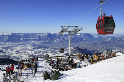 仏アルプスのスキー場でゴンドラ故障、150人数時間宙づり