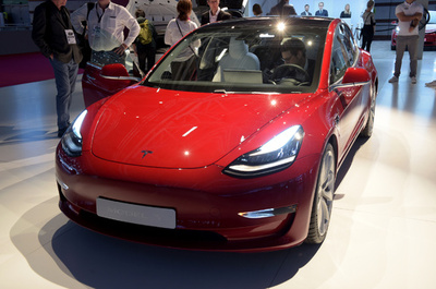 米テスラが黒字転換、量販車「モデル3」がけん引 マスク氏「歴史的」