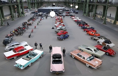 壮観！クラシックカーが仏パリ名所に大集結