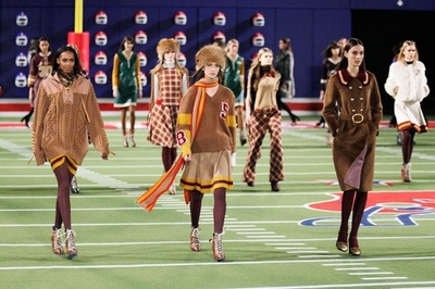 会場はアメフト一色、「トミー ヒルフィガー」15/16年秋冬