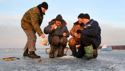 凍った湖上で夜明けの穴釣り、ベラルーシ