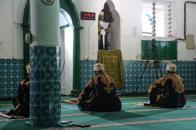 仏モスクにかぎ十字などのグラフィティ、内相ら非難