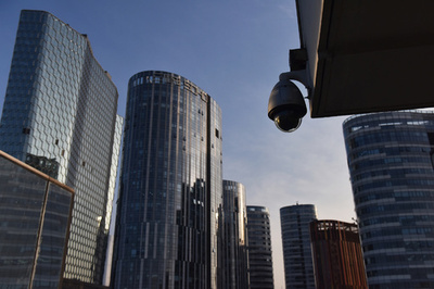 中国当局、ウイグル人の特定・追跡に顔認証技術使用か 米紙