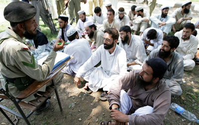 モスク立てこもり事件、武装グループが神学生らを「人間の盾」に