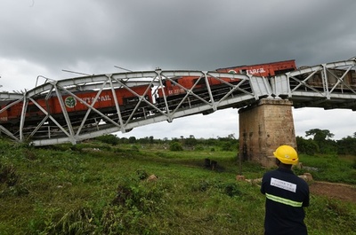 コートジボワールで鉄道橋が崩落