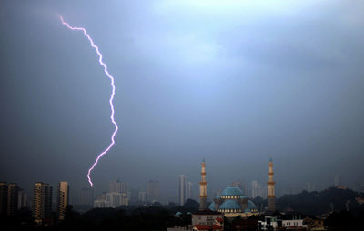 雨期に入ったマレーシア、空に走る稲光