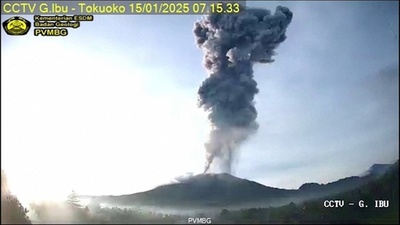 動画:インドネシア東部で噴火、警戒レベル最高に引き上げ