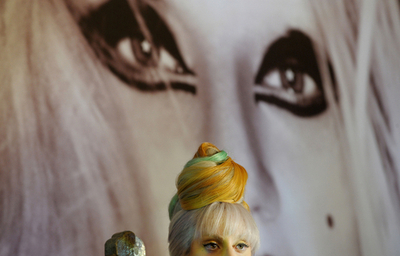 インド訪問中のレディー・ガガ、髪の毛も国旗カラーに