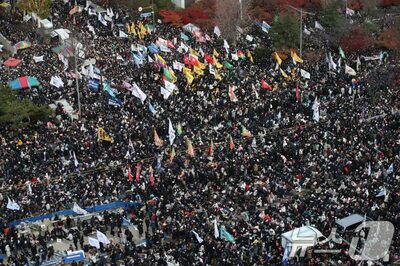 女性にトイレを譲る男性たち…韓国・大統領退陣要求デモ、もう一つのエピソード