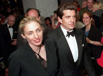  JFKジュニア氏「復活」でトランプ氏復職？ Qアノン信奉者、米ダラスに集結