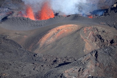 フルネーズ火山で噴火活動を確認、仏領レユニオン島