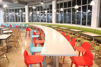 大学の食堂が学生の要望で「お一人様席」設置 議論呼ぶ