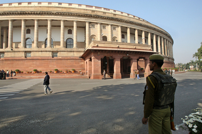 ラジコン・ヘリ飛来でインド議事堂が大パニック