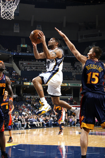 ウォリアーズ グリズリーズを降しシーズン13勝目