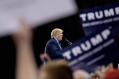 トランプ氏、壇上に乱入未遂の男をISと主張