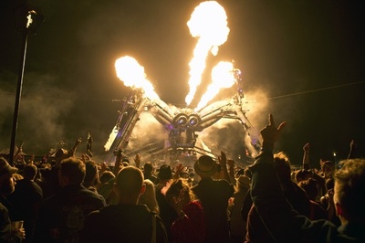 炎吹く巨大な機械グモ、英野外音楽祭