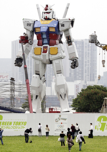 「原寸大」高さ18メートルのガンダム、東京お台場に建設中