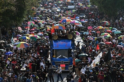 タイで首相辞任求めるデモ 王室支持派と小競り合いも