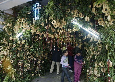 ドーナツのなる木?　キリスト教祝祭行事Day of the Crossの飾り付け