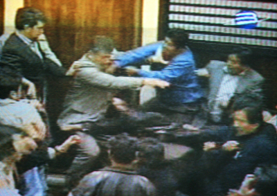 ボリビア下院、議員同士が殴り合い