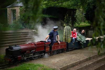 自慢の巨大野菜がごろごろ 英コンテスト