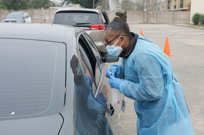 米教師、車のトランクに息子を入れコロナ検査に