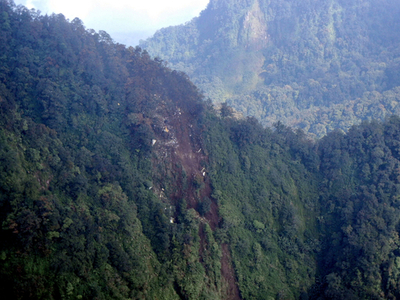 インドネシアで不明のスホイ旅客機、残骸を発見