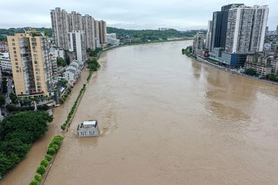 中国・四川省で豪雨続く、長江の支流が氾濫