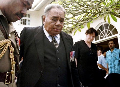 クーデター指揮の軍司令官、大統領に権限返還 - フィジー