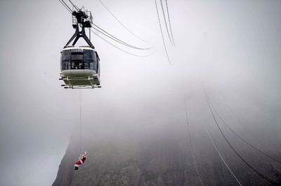 【今日の1枚】サンタ、ケーブルカーで移動中