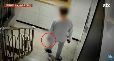 深夜に包丁、玄関扉に耳当てる男…韓国・防犯カメラに映ったのは「下の階の男」という戦慄