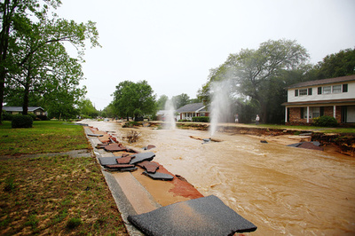 米東海岸で豪雨、各地で道路崩壊